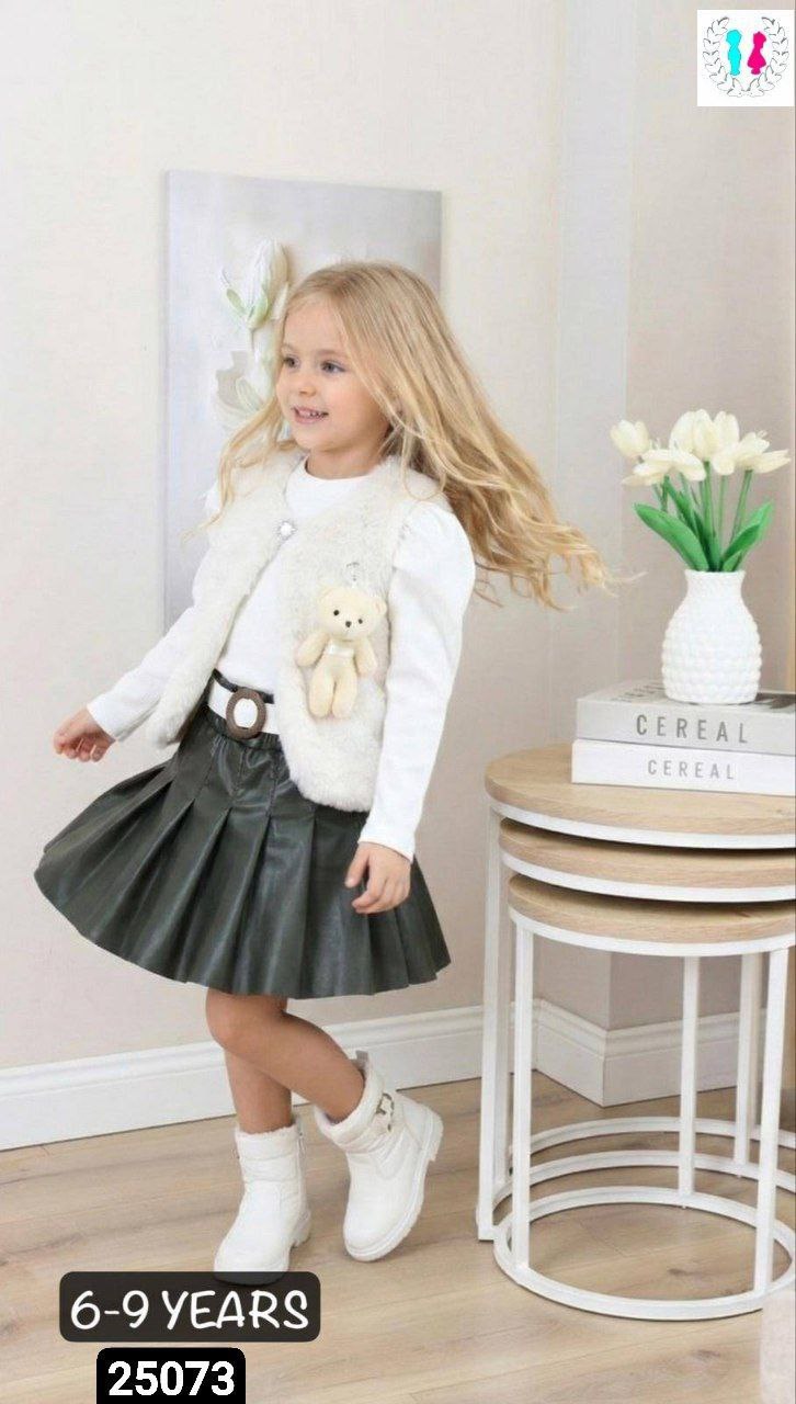 ملابس فخمة وراقية image