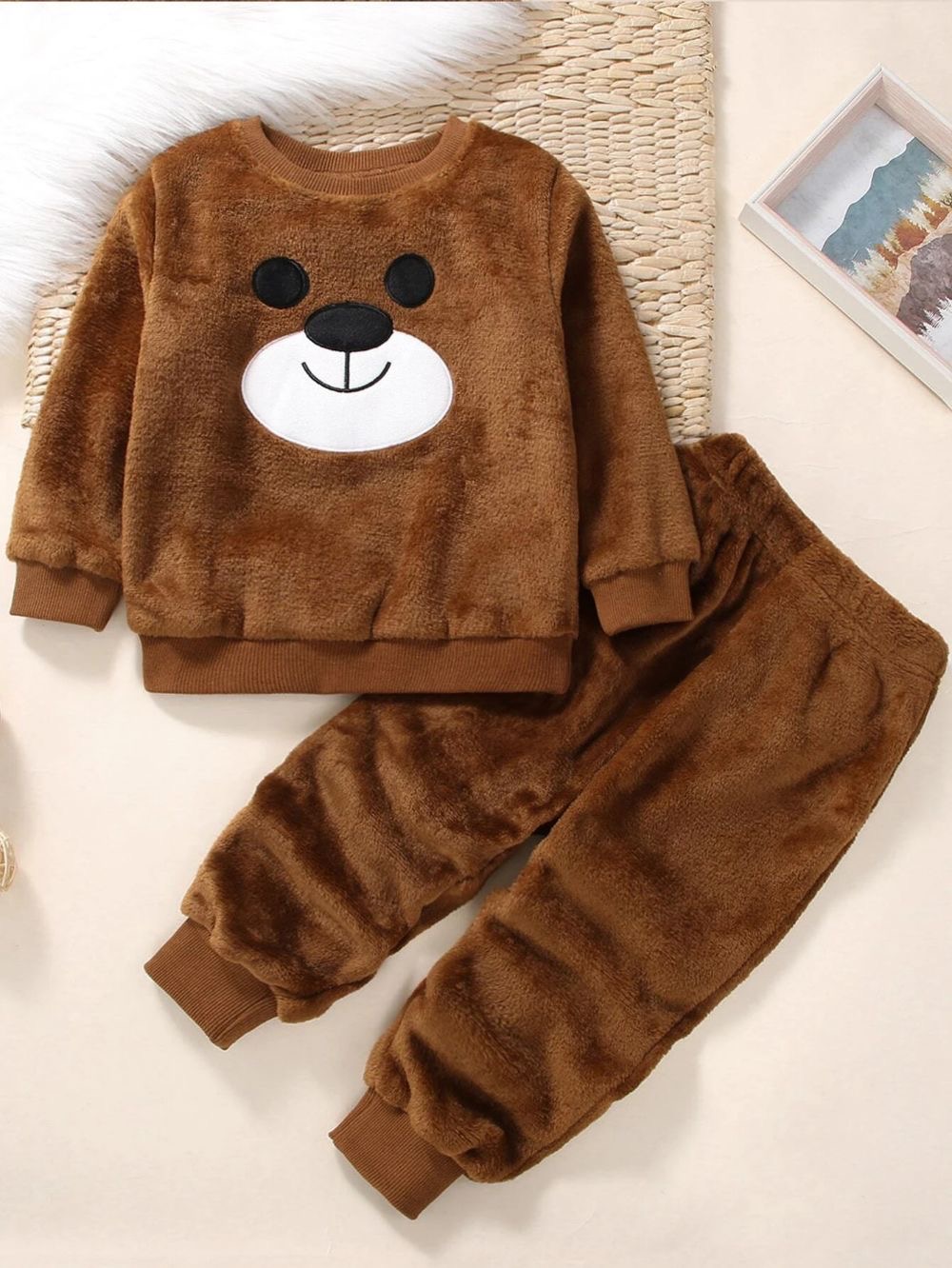 طقم ملابس أطفال شتوي مكوّن من كنزة وبنطال image