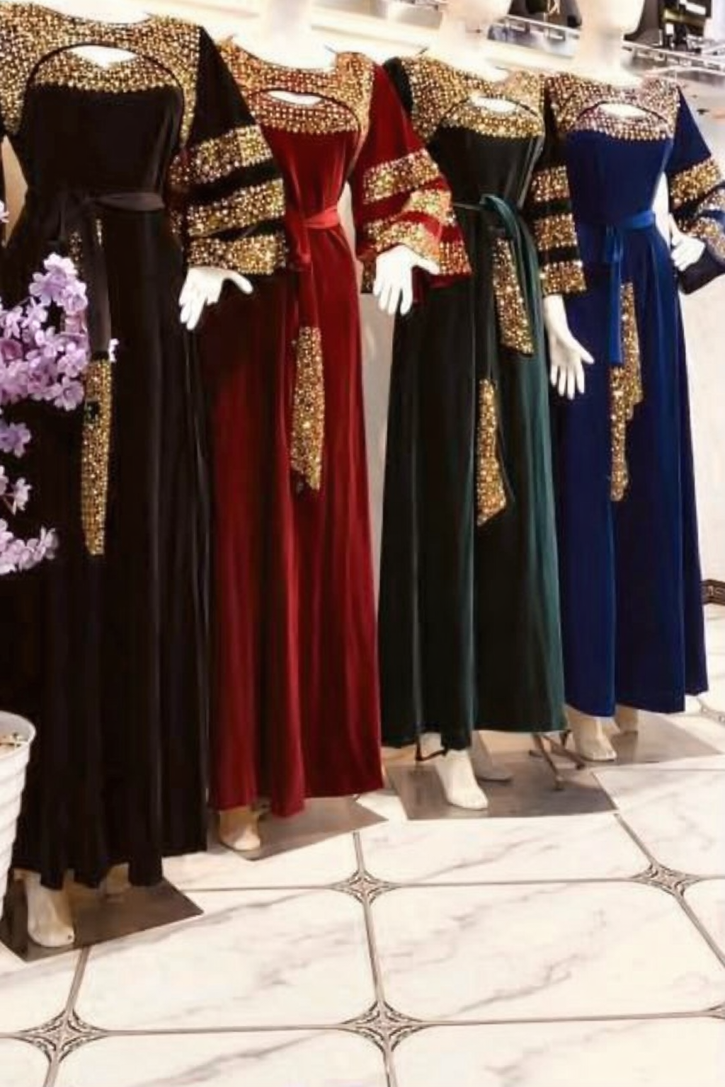 جلابية قطيفة روايال مطرزة بفصوص فاخرة image