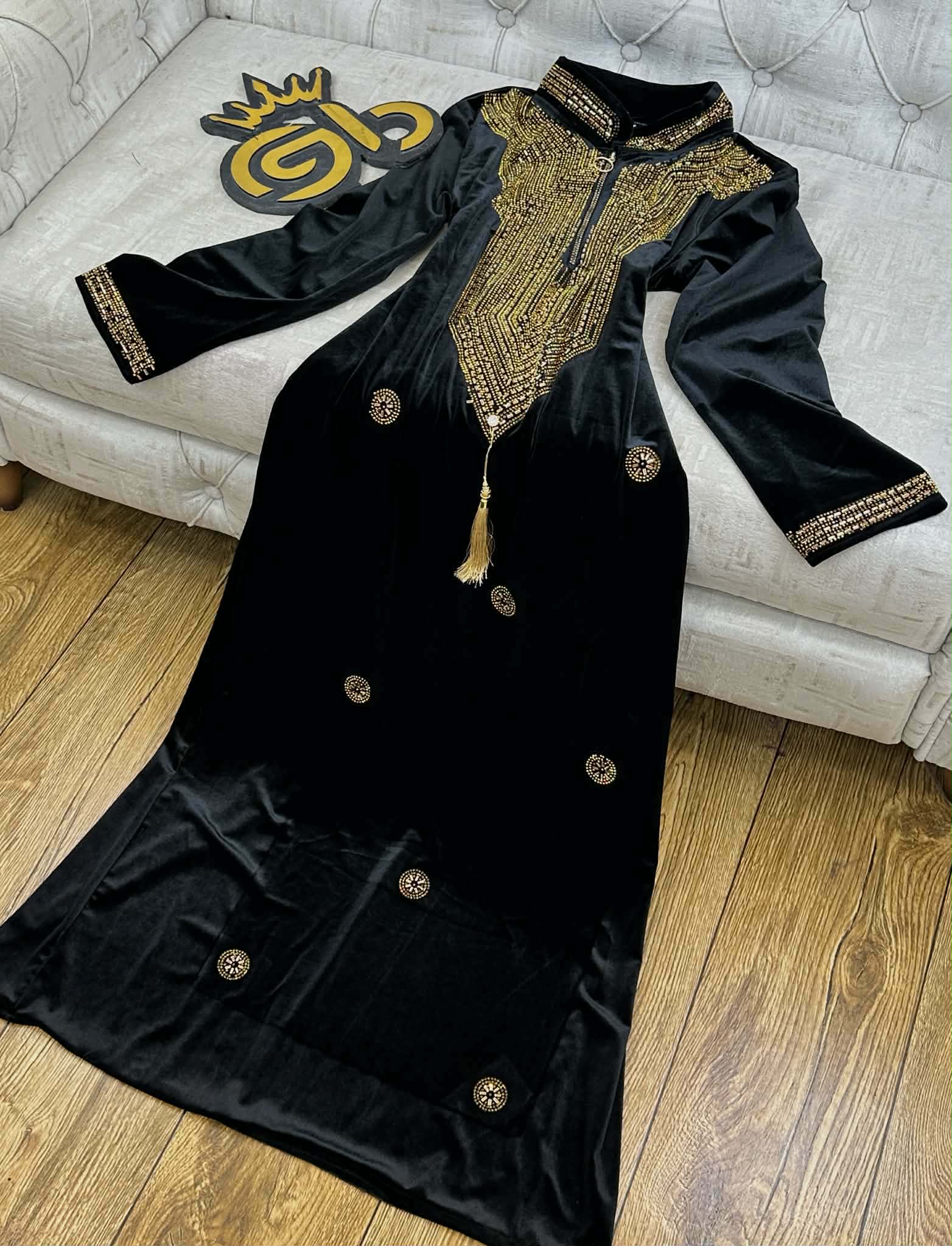 ماخور اسود ملكي image